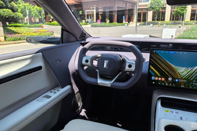 智能性能姿态全都要 试驾阿维塔06T