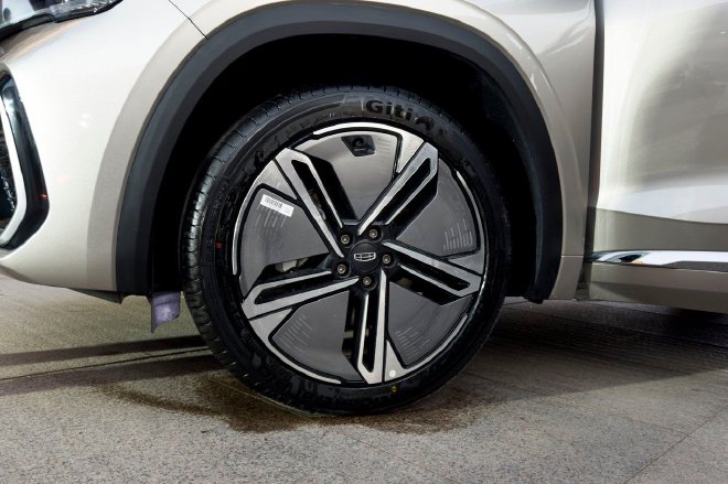 吉利中国星i-HEV智擎混动双车预售发布