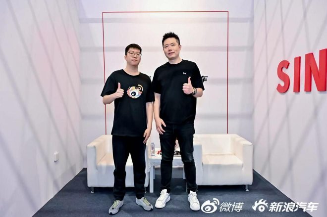 右一 小鹏GX产品营销总监 郑荣卿