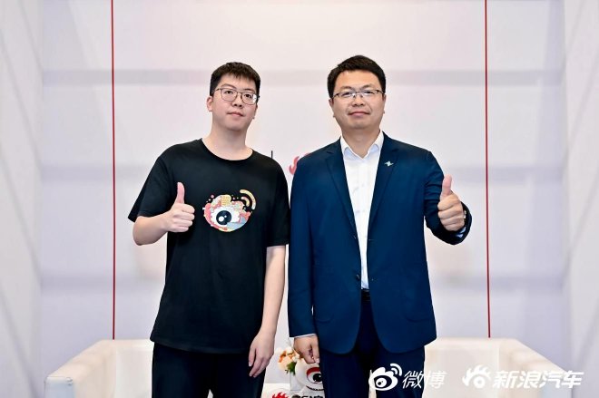 右一 东风奕派营销事业部副总经理 杨冰融