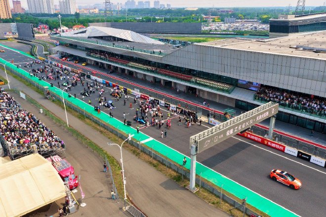 不止上赛道 更守护赛道：极氪双车护航F4天津站