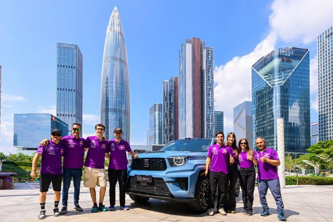 2026粤港澳大湾区车展 环塔冠军车手为全新坦克700车主交付新车