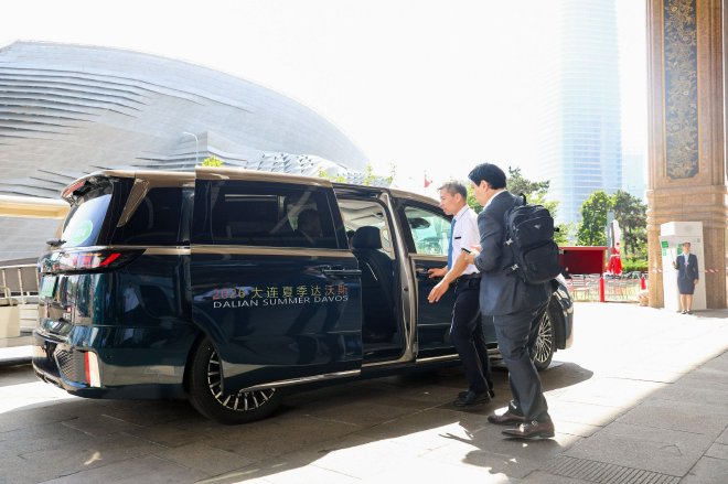 岚图汽车连续三年服务2026夏季达沃斯论坛