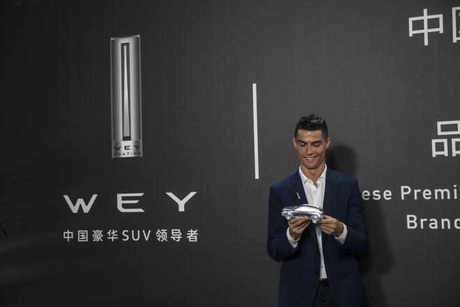 C罗现场展示礼品