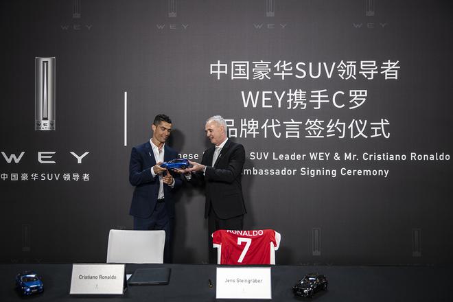 严思代表WEY团队赠送礼品