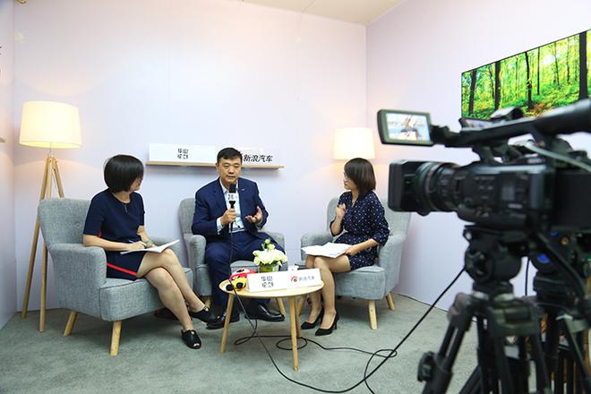 采访中的吉利汽车 林杰