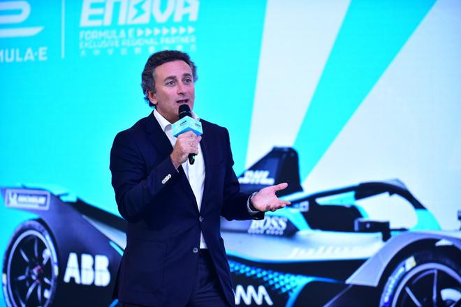 Formula E创始人兼CEO亚历亨德罗·阿加格在发布会上讲解第五赛季基本情况