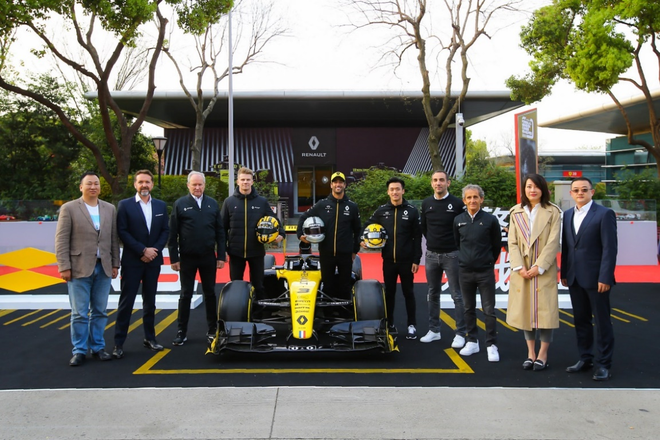 雷诺F1®车队R.S.19全新赛车首次在国内亮相