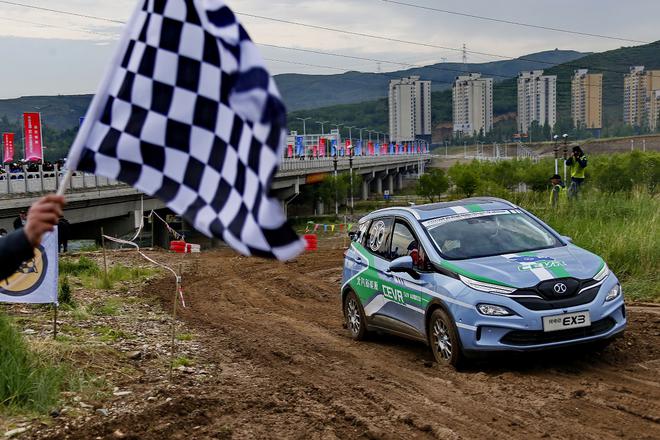 第六届环青海湖(国际)电动汽车挑战赛举办短道拉力赛