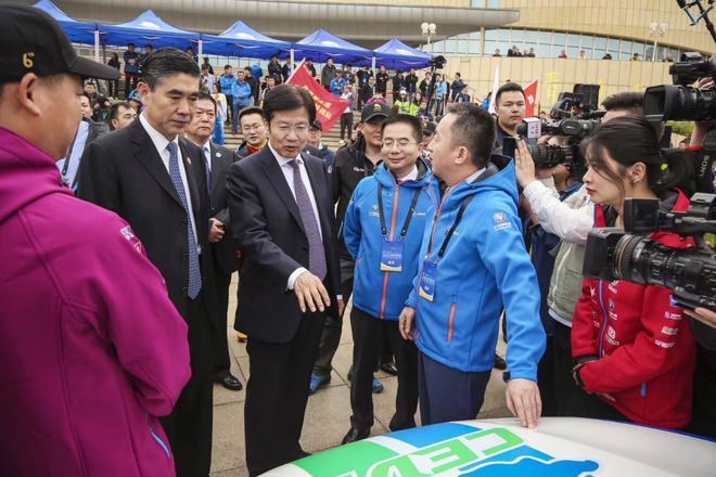 第六届环青海湖（国际）电动汽车挑战赛发车仪式现场