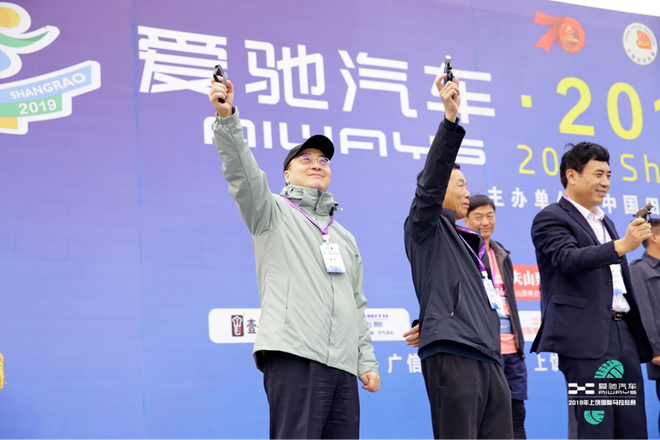 爱驰汽车联合创始人兼总裁 付强先生（左一）