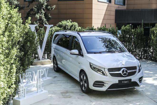 新一代梅赛德斯-奔驰V级MPV × 李宗盛主题微电影发布