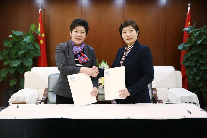 慕尼黑展览（上海）有限公司首席执行官兼慕尼黑亚洲公司董事徐佳女士（图右）代表总部与中方代表上海市国际展览有限公司总裁王蕾女士（图左）签订合作协议