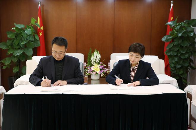 慕尼黑展览（上海）有限公司首席执行官兼慕尼黑亚洲公司董事徐佳女士代表总部与中方代表上海市国际贸易促进委员会副会长兼上海市国际展览有限公司董事长顾春霆先生（图左）签订合作协议