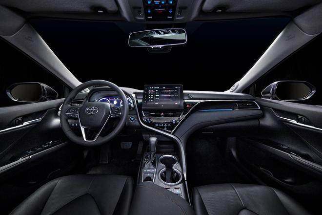 全新凯美瑞重新设计内饰配色与材质搭配，追求高质感与高格调