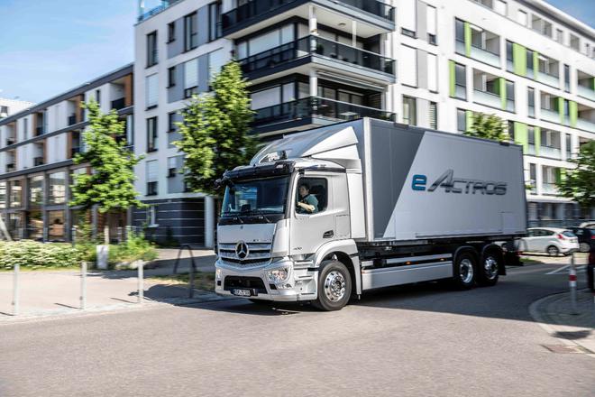 量产版梅赛德斯-奔驰eActros纯电卡车首秀 420千瓦时电池 续航400公里