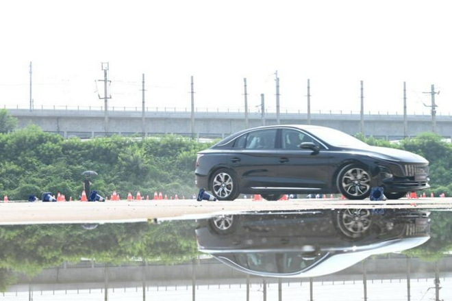 红旗E-QM5，共鉴出行进化新时代