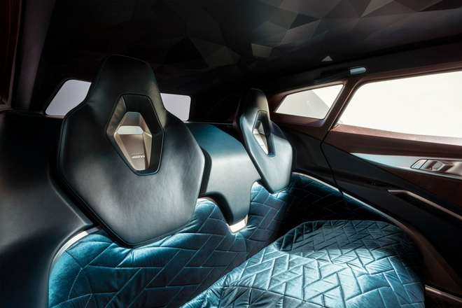宝马正式发布Concept XM概念车 史上最大双肾格栅设计