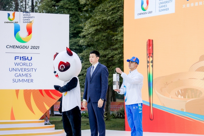 绿色护航　小鹏汽车护航大运会火炬传递