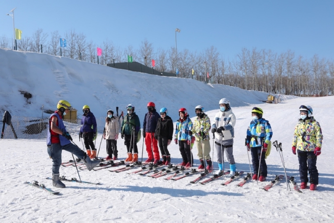 首批车主集结 福特Mustang Mach-E开启冰雪主题城市店活动