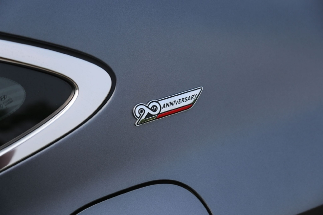 黑化元素/专属铭牌 现代20周年纪念版车型实拍