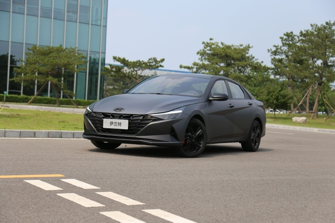 黑化元素/专属铭牌 现代20周年纪念版车型实拍