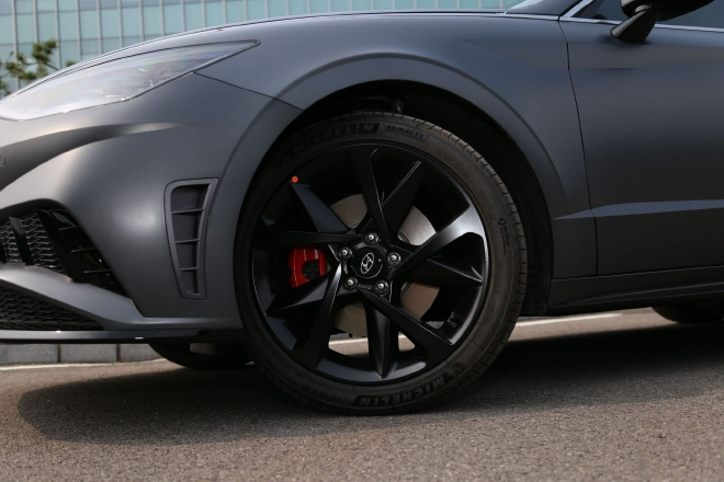 黑化元素/专属铭牌 现代20周年纪念版车型实拍