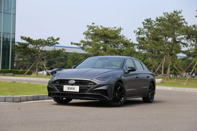 黑化元素/专属铭牌 现代20周年纪念版车型实拍