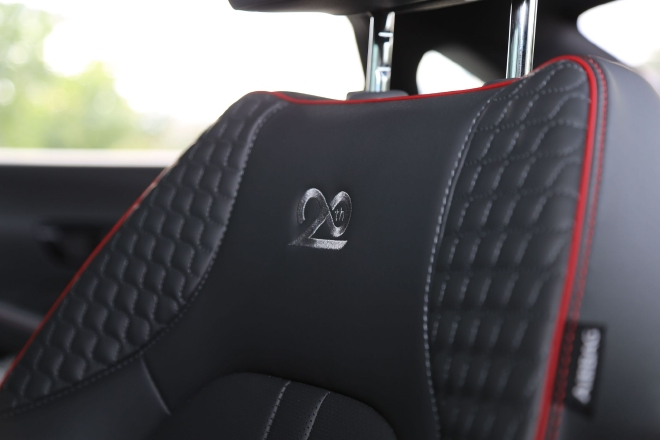 黑化元素/专属铭牌 现代20周年纪念版车型实拍