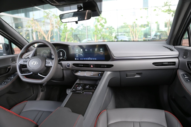 黑化元素/专属铭牌 现代20周年纪念版车型实拍