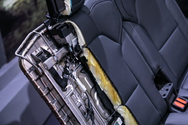 领克09完成尾碰叠加连续翻滚实车测试