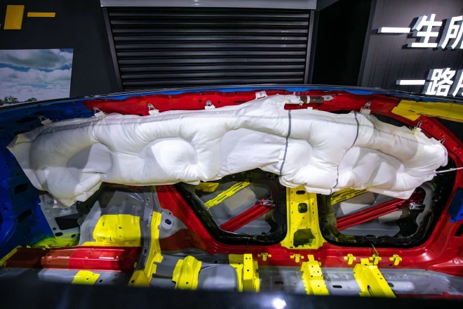 领克09完成尾碰叠加连续翻滚实车测试