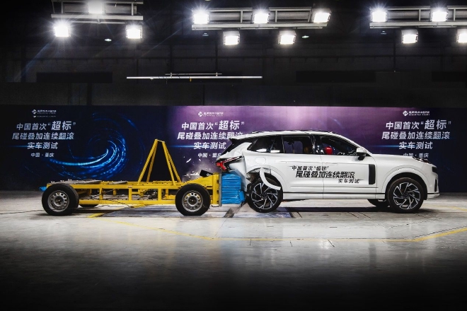 领克09完成尾碰叠加连续翻滚实车测试