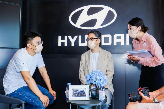 左：新浪汽车 魏杰&nbsp; &nbsp; &nbsp;右：现代汽车集团（中国）品牌营销总监 印庸壹&nbsp; 室长