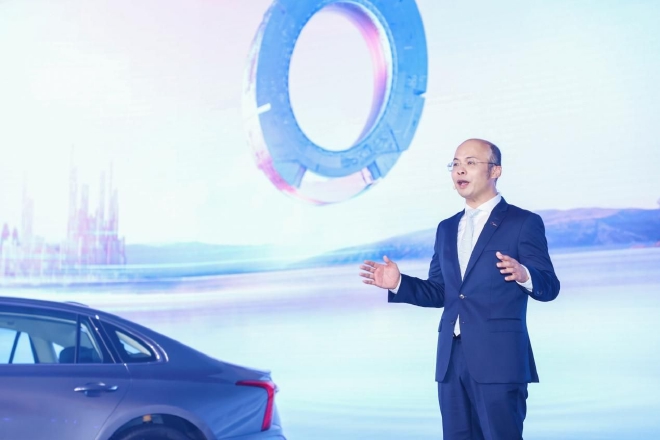 一汽红旗汽车销售有限公司总经理、党委书记王胜利宣布上市