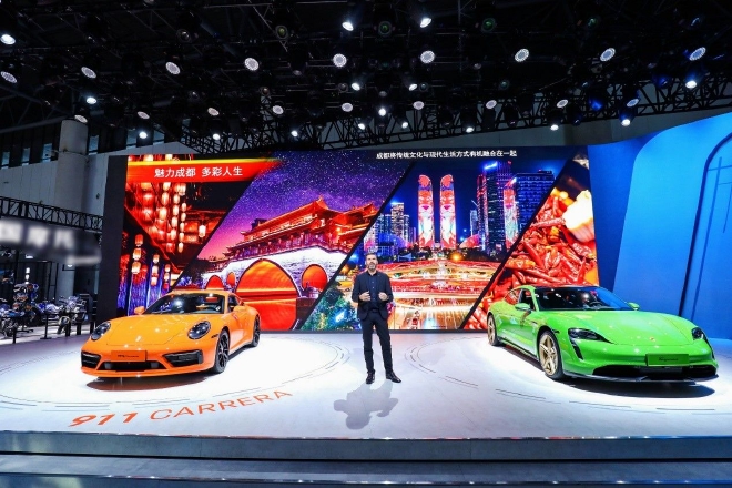 保时捷中国总裁及首席执行官柯时迈先生在新闻发布会上致辞。