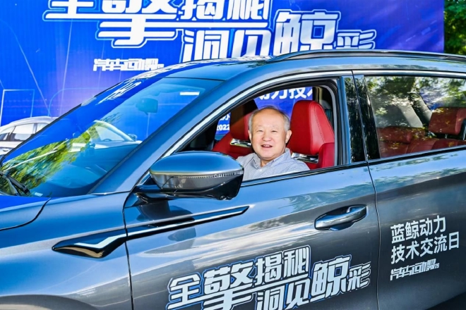 天津大学机械工程学院教授、博士生导师姚春德在当天的试驾现场