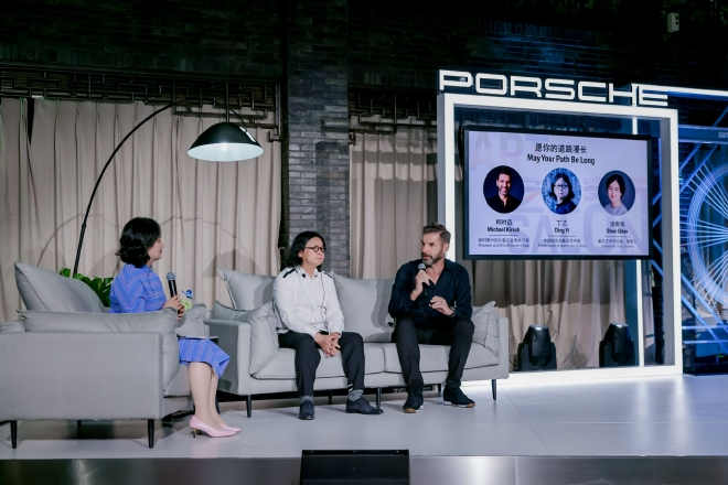 保时捷中国总裁及首席执行官柯时迈先生（右），中国抽象派艺术画家丁乙先生（中），艺术评论家、策展人、文化学者沈奇岚女士（左）以“愿你的道路漫长”为主题进行讨论
