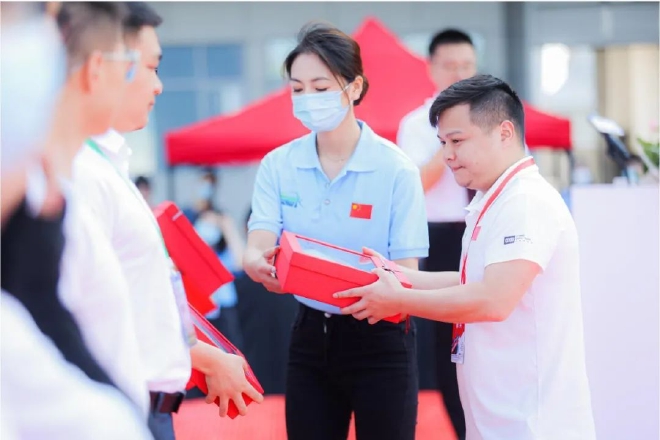 奥运举重冠军龙清泉与车企和观众互动