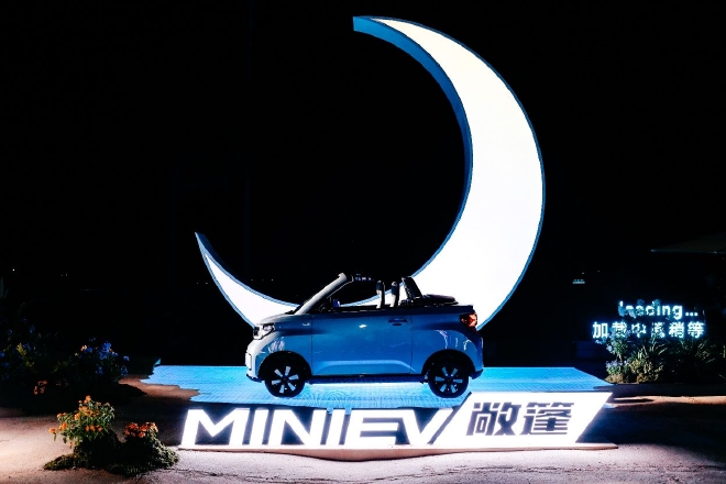 五菱宏光MINIEV敞篷版上市 售价9.99万元