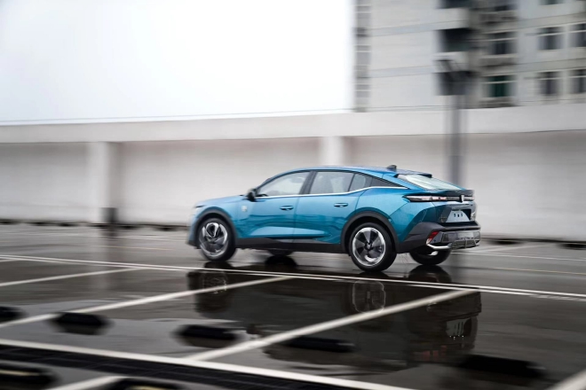 原汁原味品法式 标致408X无伪谍照首曝