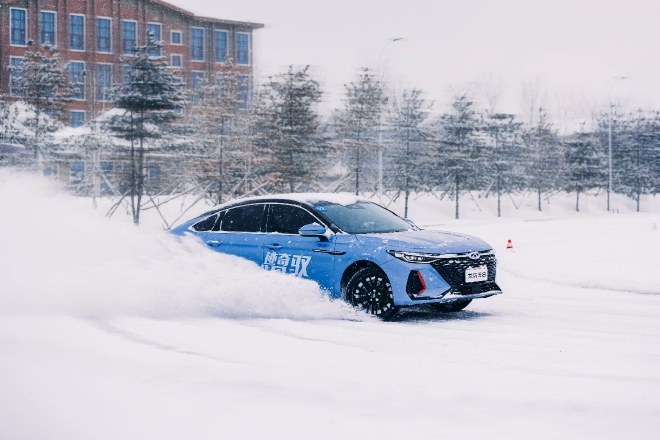 艾瑞泽8领衔 奇瑞汽车冰雪试驾体验