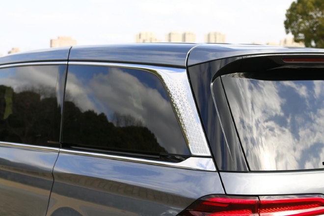 外观进化/舒适性提升 实拍2023款荣威iMAX8尊荣版