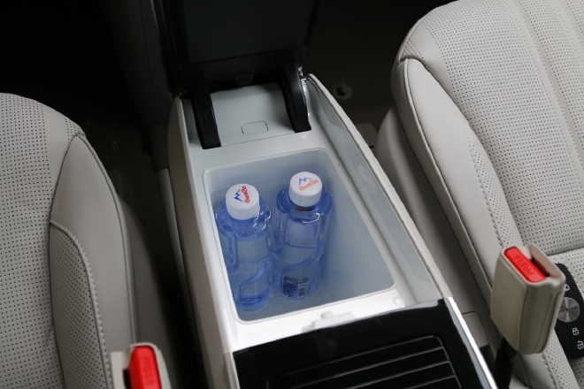 外观进化/舒适性提升 实拍2023款荣威iMAX8尊荣版