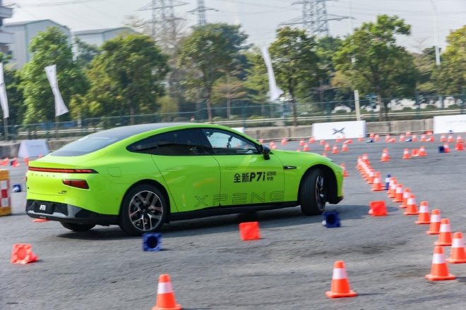 以智能论性能 赛道体验全新小鹏P7i