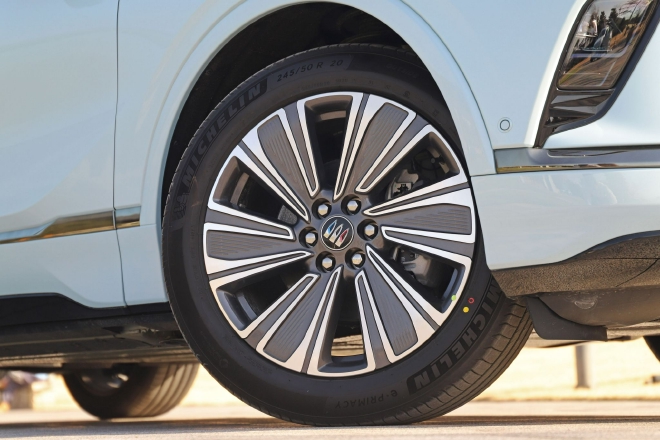 错位竞争的优势 静态体验别克E5