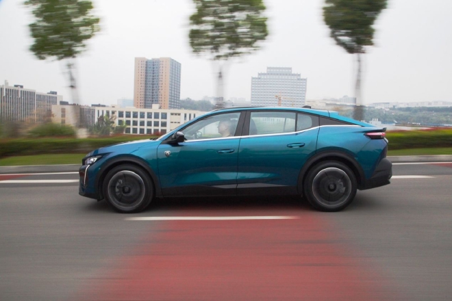 一车更比四车强 抢先试驾东风标致408X