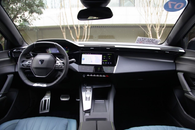 一车更比四车强 抢先试驾东风标致408X