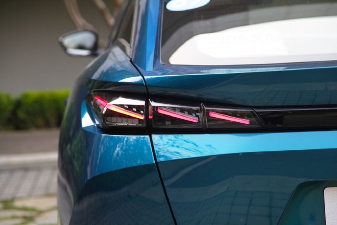 一车更比四车强 抢先试驾东风标致408X