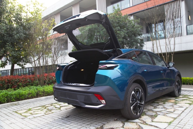 一车更比四车强 抢先试驾东风标致408X